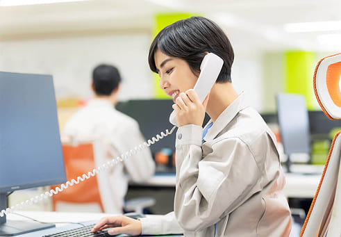 電話をしている女性従業員イメージ